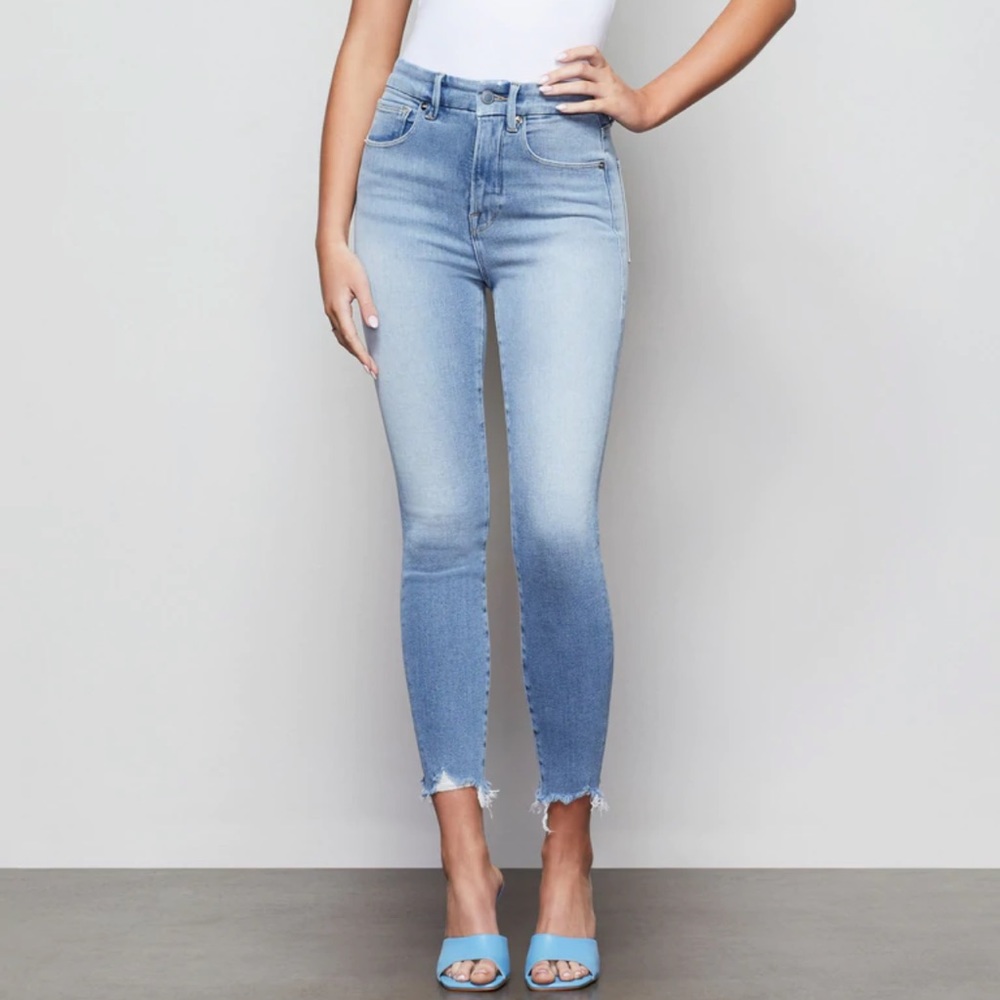 GOOD AMERICAN Good Curve Skinny Crop w/ Chewed Hem